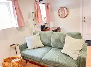 Serene 1-Bedroom Suite in Oak Park (Free Parking!) - Image 2