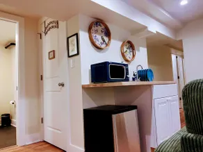 Serene 1-Bedroom Suite in Oak Park (Free Parking!) - Image 5