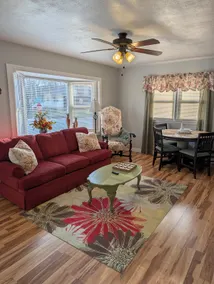 Cozy Home Near Downtown and Fort Leavenworth - Image 5