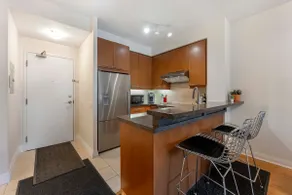 Luxury 1-Bedroom Condo in Yorkville, Downtown Toronto - Image 4