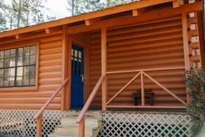 Peaceful, wooded setting with easy lake access. - Image 4