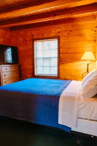 Peaceful, wooded setting with easy lake access. - Image 3