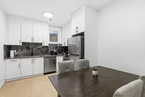 Central 1BR Apartment Near Downtown - Image 2