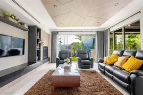 Luxury 4BR Retreat with Pool & Private Spa Bath - Image 3