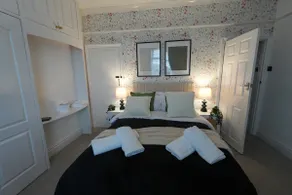 Cosy 3 Bedroom Home with Parking Ideal for Work Stays - Image 5