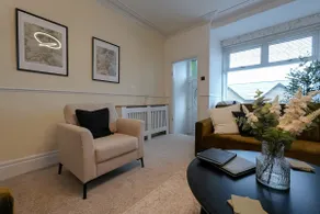 Cosy 3 Bedroom Home with Parking Ideal for Work Stays - Image 4