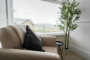 Cosy 3 Bedroom Home with Parking Ideal for Work Stays - Image 3
