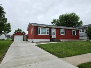 Cute and cozy little red house. - Image 3