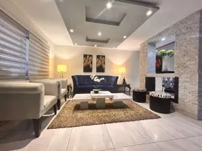 Spacious 5 bedroom house with A/C and private bathrooms - Image 2
