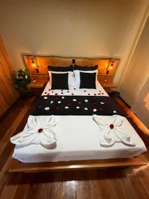 Cedrela & Pine, romantic forest getaway - Image 2