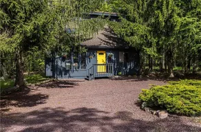 Yellow Door Cabin - Image 3