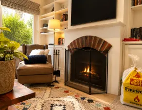 Classic Tudor family home - Image 3