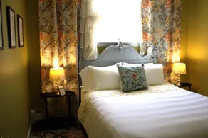Taylor's Pharmacy Guesthouse - Image 4