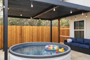 Cowboy Pool, Lake Access, Hilltop Views, Sleeps 8 - Image 2