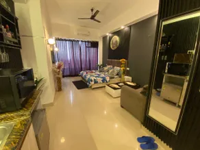Lavish Studio Room - Gaur City Center - Image 5