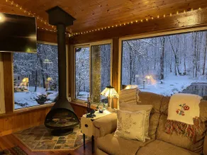 Cozy lake-front 1-bedroom cabin in Sparta, TN - Image 2