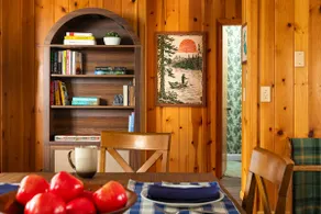 Quiet lakefront cottage with hot tub & fireplace - Image 4