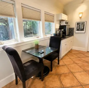 Charming Rockridge Cottage| Walkers’ Paradise - Image 5