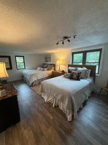Cedar Lodge | Sleeps 20+ | Near Square | MT Views - Image 2