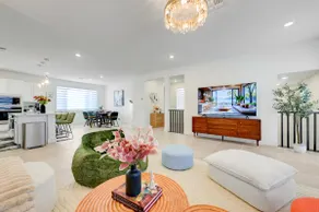 Near Strip •Beautiful 6BR8 Beds•New Furniture - Image 2