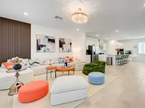 Near Strip •Beautiful 6BR8 Beds•New Furniture - Image 3