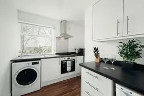 Modern 2 bed 1st Floor Apartment by Jesswood Properties Parking Wi-fi - Image 4