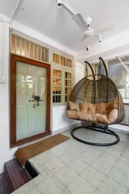 48B Stylish 1BHK Khar With Swing - Image 3