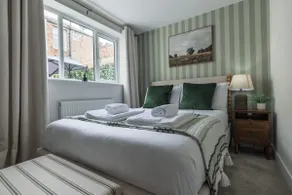 Chic Central Cheltenham Home for 8 - Image 4