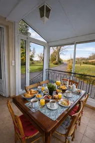 Countryside, comfort and culture just steps away - Image 4