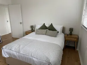 Modern Gem with Parking Walk to City Centre - Image 4