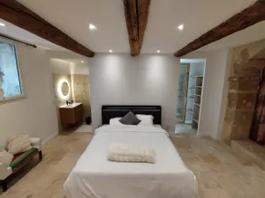 stunning fully renovated apartment - Image 2