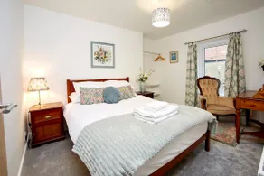 Charming two-bed cottage in rural Wolds village - Image 4