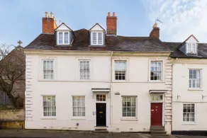 Historic 2 Bed in Central Warwick - Pass the Keys - Image 2