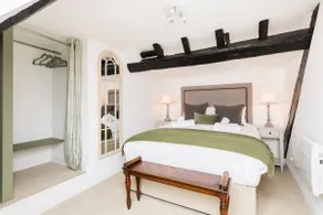 Historic 2 Bed in Central Warwick - Pass the Keys - Image 5