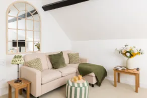 Historic 2 Bed in Central Warwick - Pass the Keys - Image 3