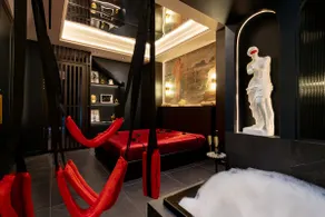 Love Room Pablo - Luxury & Spa Bath - Image 2
