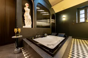 Love Room Pablo - Luxury & Spa Bath - Image 5