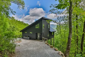 Modern Mountain Getaway Near Highlands, NC - Image 3