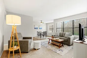 2 Bed! 1.5 Bath! 10 from airport! Fast wifi! Cozy! - Image 2