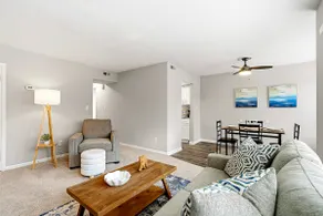 2 Bed! 1.5 Bath! 10 from airport! Fast wifi! Cozy! - Image 4