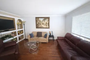 Lake Villa 4BR | Near Lakefront & Six Flags - Image 5