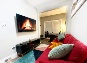 Cozy & Charming Apt for 4 | Near City + Airports - Image 2