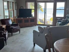 Beautiful Lake House! - Image 2