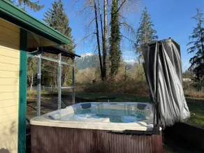 Mountain Retreat Near Snoqualmie Pass with Hot Tub - Image 2