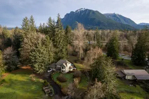 Mountain Retreat Near Snoqualmie Pass with Hot Tub - Image 3