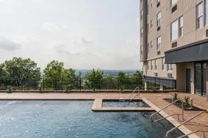 Designer King 1BR Near NYC | Parking, Pool & Gym - Image 5