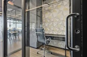 Designer King 1BR Near NYC | Parking, Pool & Gym - Image 5