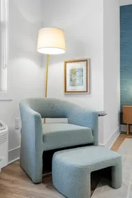 Designer King 1BR Near NYC | Parking, Pool & Gym - Image 3