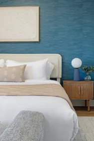 Designer King 1BR Near NYC | Parking, Pool & Gym - Image 2
