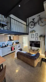 Stunning Chic Industrial Ground Floor Aptm 4 p - Image 2
